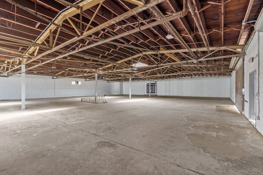 More Photos Of 5611 Clinton Dr, Houston Warehouse For Lease