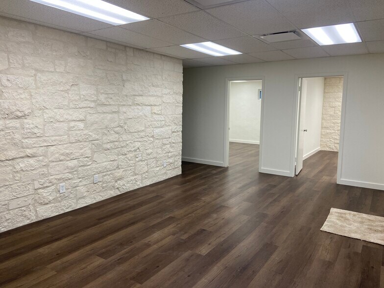 More Photos Of 323 Breesport St, San Antonio Light Distribution For Lease