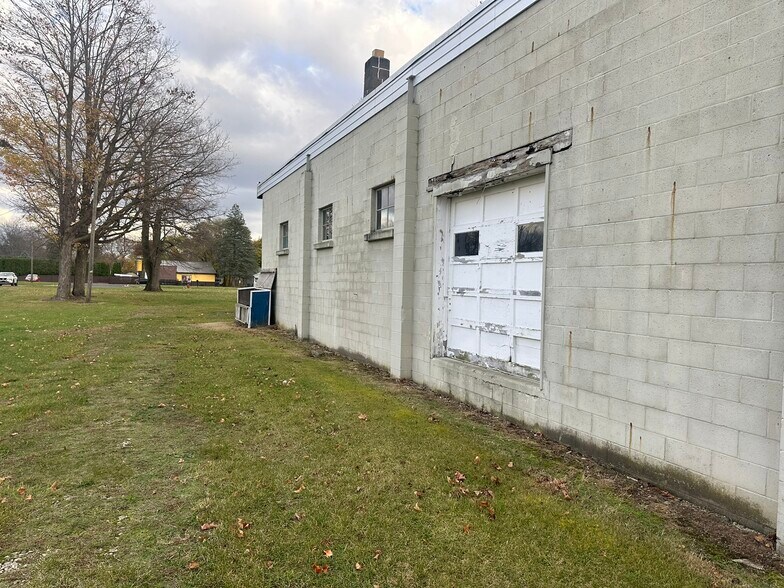 More Photos Of 57582 N Main St, Three Rivers Flex For Lease