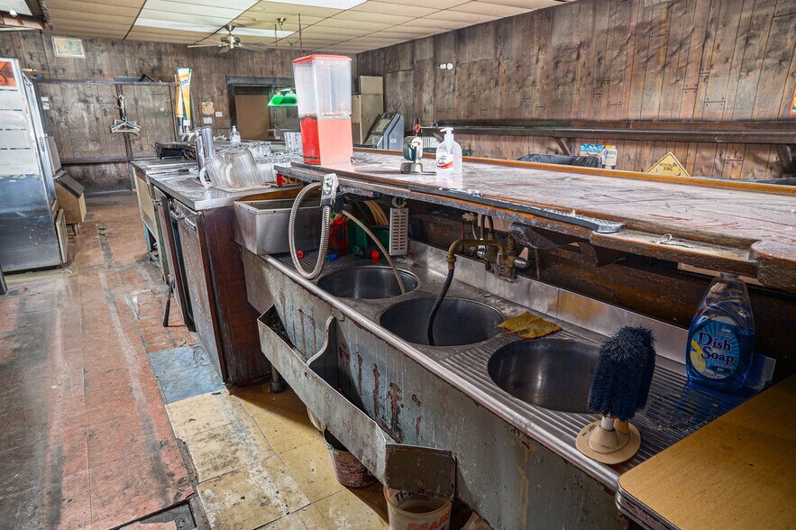 More Photos Of 604 W 151st St, East Chicago General Retail For Sale