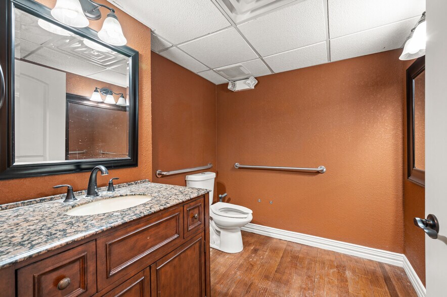 More Photos Of 7716 Davis Blvd, North Richland Hills Storefront For Lease