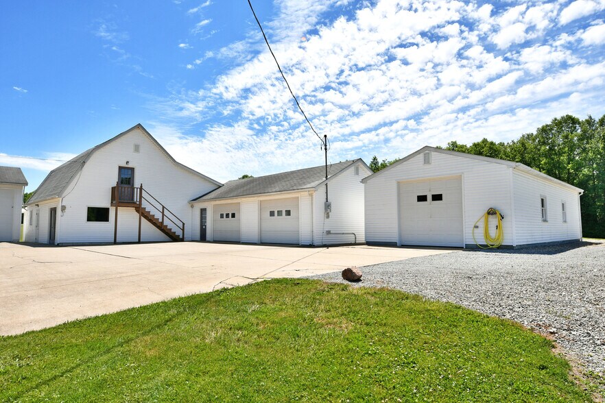 More Photos Of 4085 Herner County Line Rd, Southington Showroom For Sale