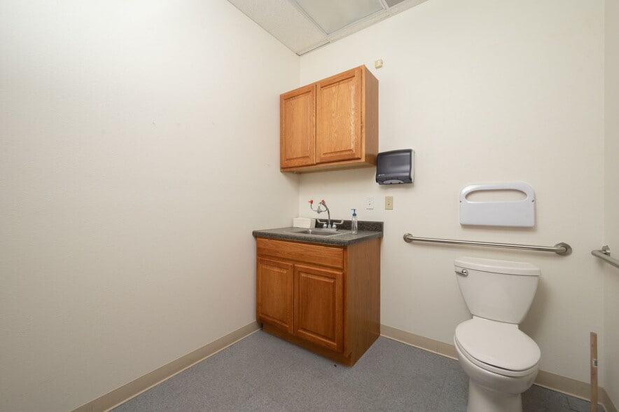 More Photos Of 2500 Canyon Rd, Bullhead City Medical For Lease