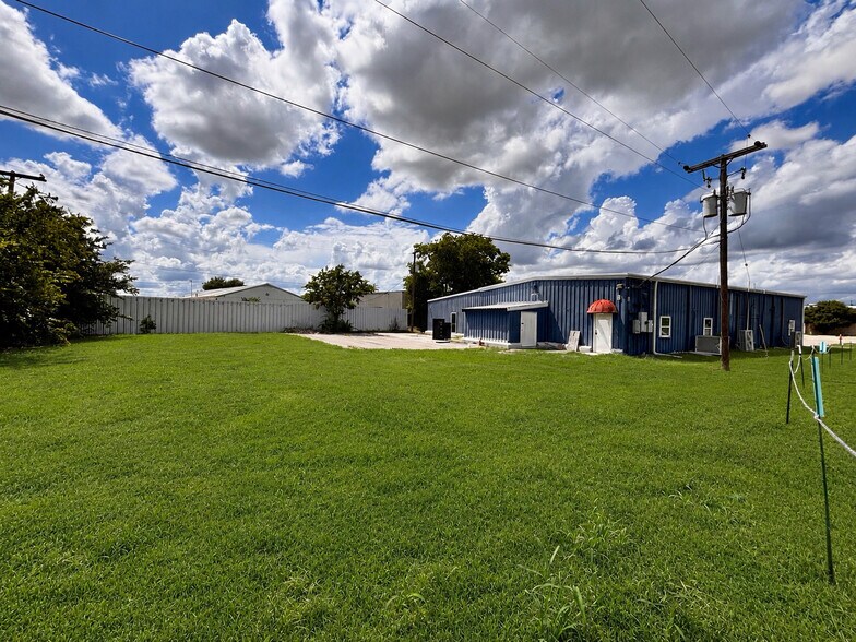 More Photos Of 120 Coad St, Fort Worth Warehouse For Lease