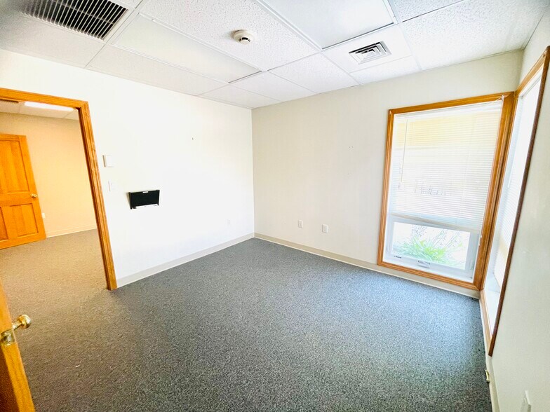 More Photos Of 52-56 Stiles Rd, Salem Medical For Lease