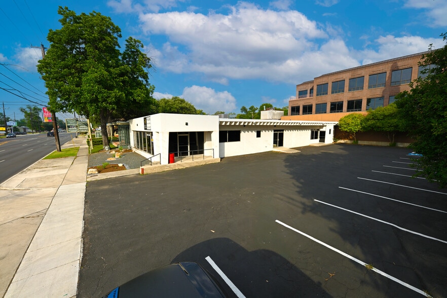 More Photos Of 3703-3705 Broadway, San Antonio Freestanding For Lease