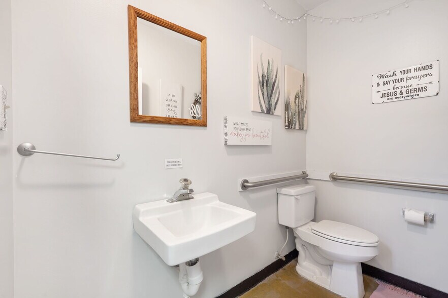 More Photos Of 1875 N State Highway CC, Nixa General Retail For Lease