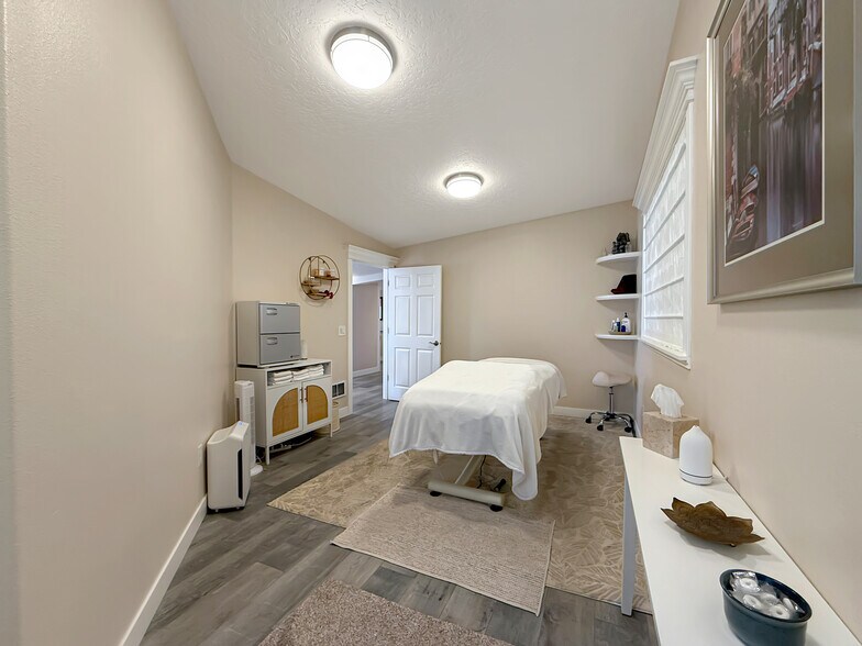 More Photos Of 624 Fleet St, Brookings Office For Sale
