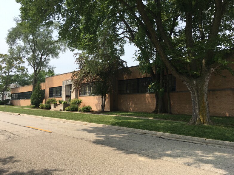 More Photos Of 325 N 4th St, Libertyville Industrial For Sale