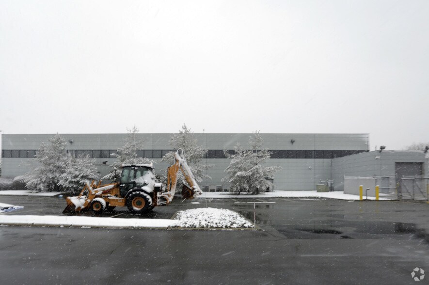 More Photos Of 425 Meadowlands Pky, Secaucus Warehouse For Lease