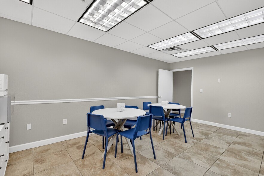 More Photos Of 2721 Pemberton Dr, Apopka Warehouse For Lease
