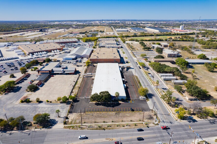 More Photos Of 5101 S Zarzamora St, San Antonio Manufacturing For Lease