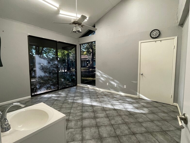 More Photos Of 14347 Torrey Chase Blvd, Houston Office For Sale