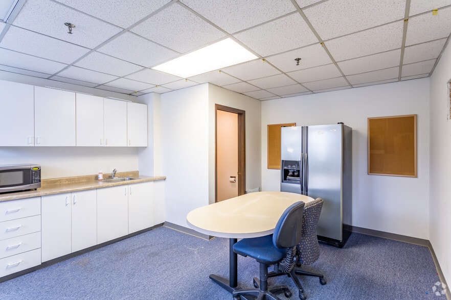 More Photos Of 450-588 W 5th Ave, Naperville Warehouse For Lease