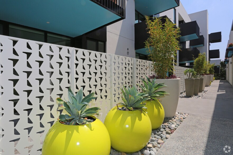 More Photos Of 8350-8358 Santa Monica Blvd, West Hollywood Apartments For Lease