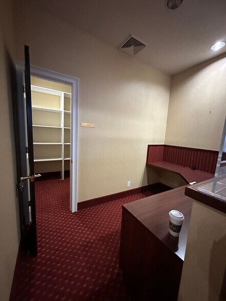 More Photos Of 25 Nassau Ln, Island Park Office For Lease