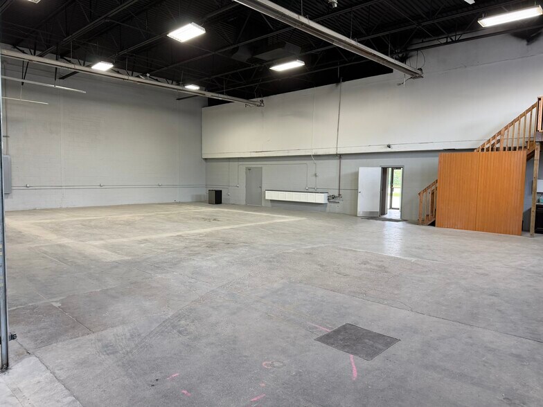 More Photos Of 42628 Executive Dr, Harrison Township Warehouse For Lease