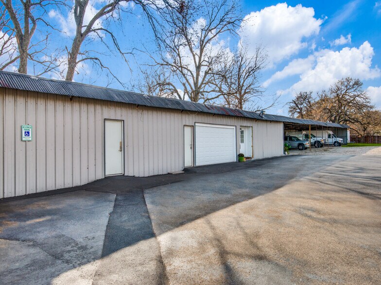 More Photos Of 708 E Hundley Dr, Lake Dallas Warehouse For Lease
