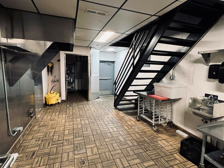 More Photos Of 5233 N Milwaukee Ave, Chicago Restaurant For Sale