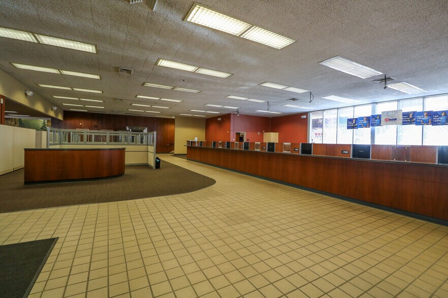 More Photos Of 619 SE Main St, Roseburg Bank For Lease