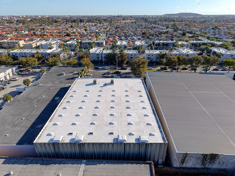 More Photos Of 2741 W 76th St, Hialeah Warehouse For Lease