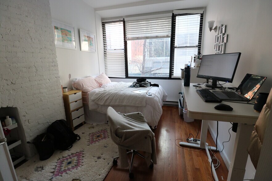 More Photos Of 102 W 29th St, New York Storefront Retail Residential For Lease