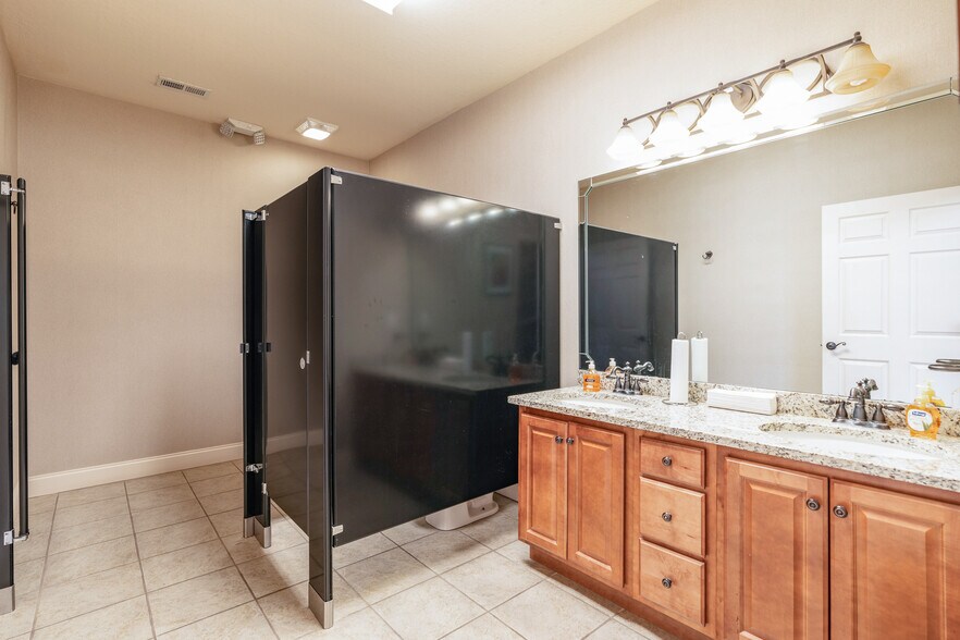 More Photos Of 130 Willowcreek Blvd, Sweetwater Medical For Sale