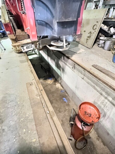 More Photos Of 1006 S Lawler, Mitchell Warehouse For Sale