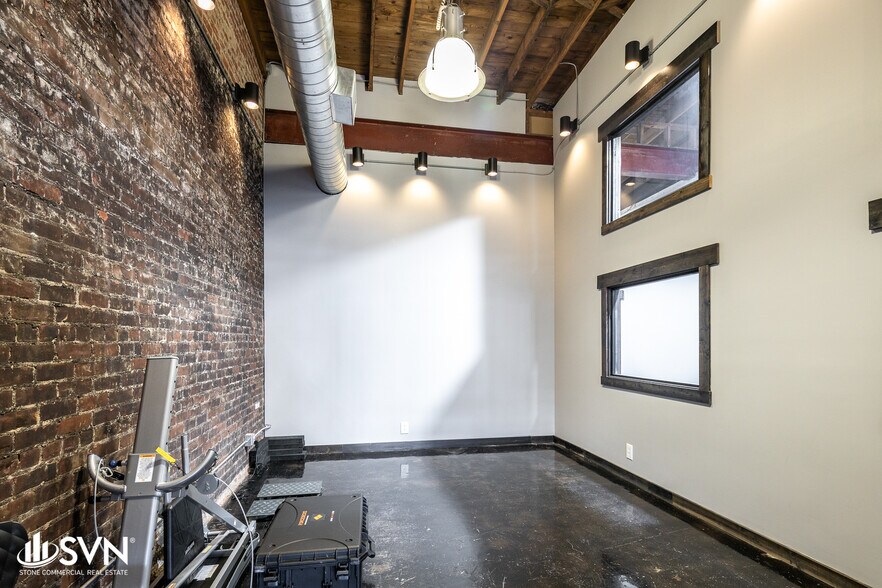 More Photos Of 1200 N Limestone, Lexington Storefront Retail Office For Sale