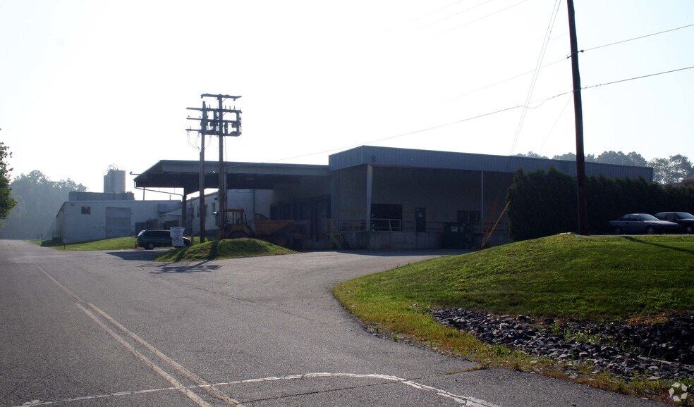 More Photos Of 47 Park Ave, Elverson Distribution For Sale