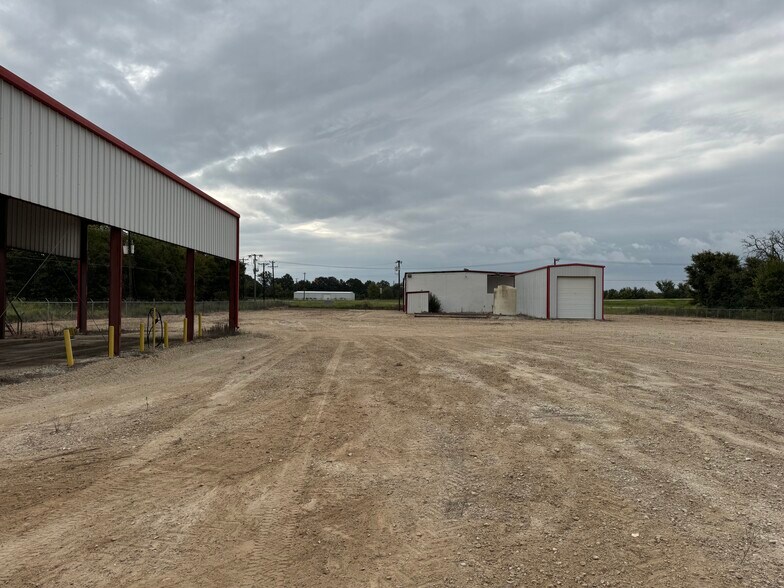 More Photos Of 9182 S US Highway 79, Palestine Service For Lease