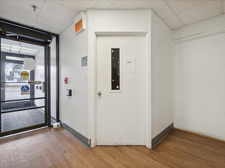 More Photos Of 1100 W Saginaw St, Lansing Medical For Sale