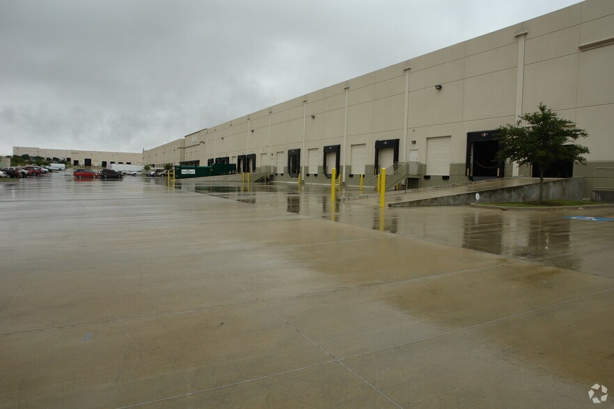 More Photos Of 6601 Guada Coma Dr, Schertz Distribution For Lease