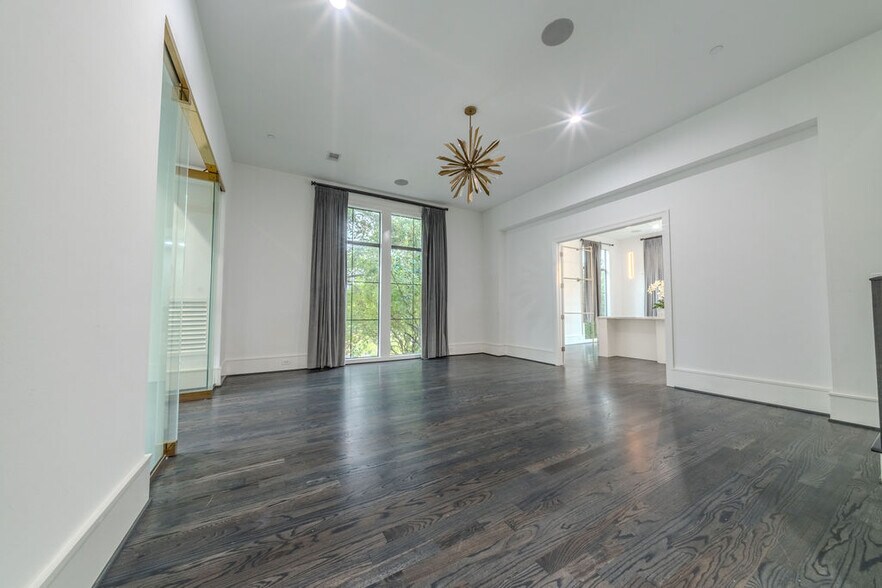 More Photos Of 1423 Lake Pointe Pkwy, Sugar Land Office For Sale