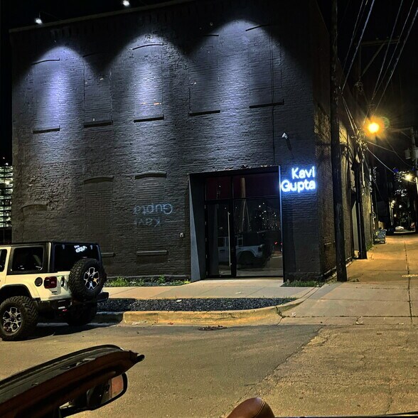 More Photos Of 219 N Elizabeth St, Chicago Showroom For Lease