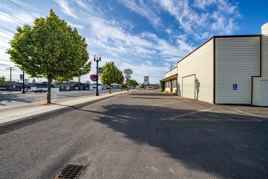 More Photos Of 211 Front St, Central Point General Retail For Sale