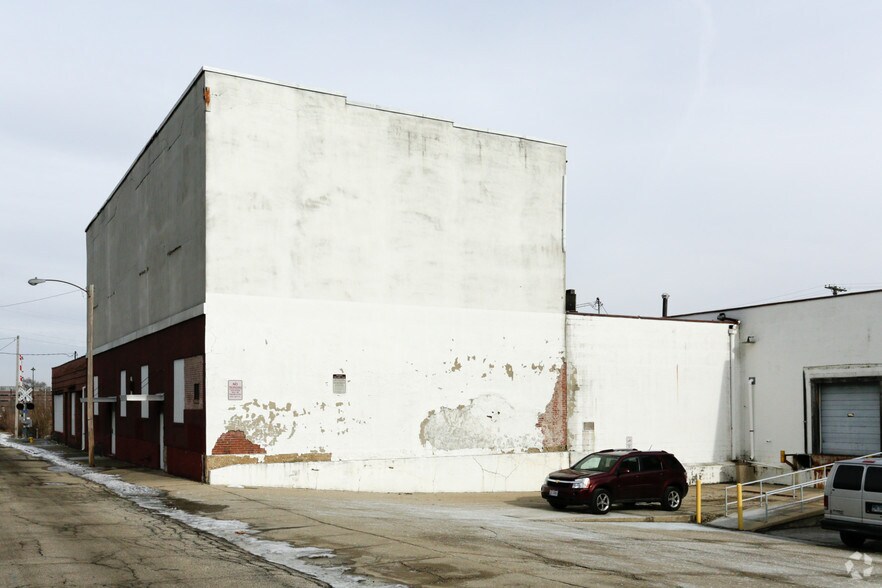 More Photos Of 204-216 S Lowry Ave, Springfield Warehouse For Lease