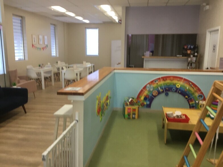 More Photos Of 15801 Oak Park Ave, Oak Forest Showroom For Lease