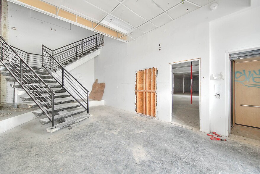 More Photos Of 6840-6842 Hayvenhurst Ave, Van Nuys Distribution For Sale