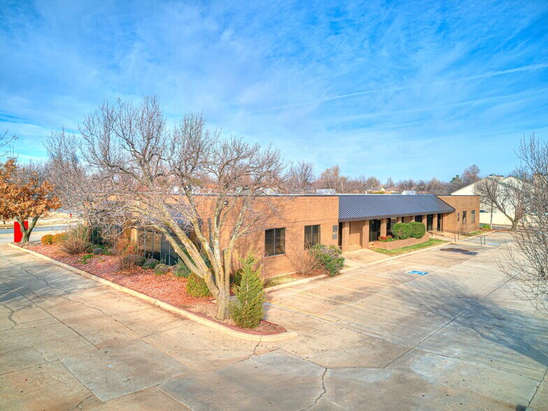 More Photos Of 11100 Stratford Dr, Oklahoma City Loft Creative Space For Sale