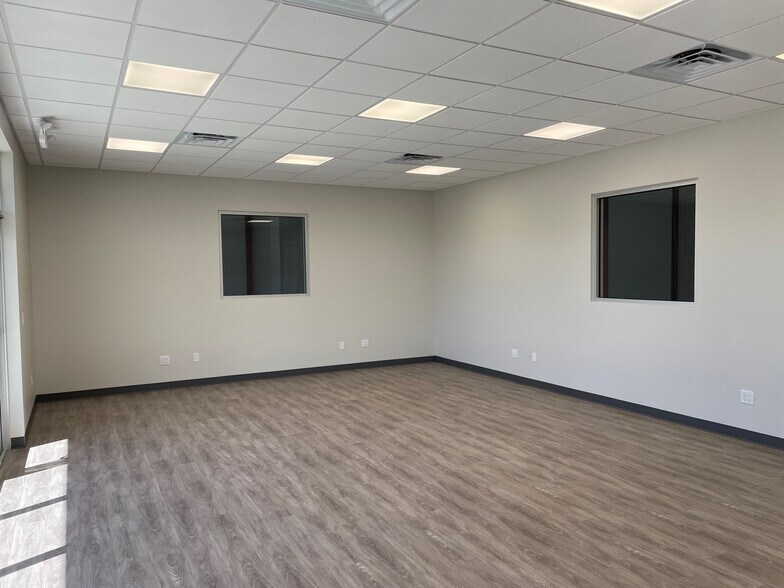 More Photos Of 3931 SE Commerce Ave, Stuart Warehouse For Lease