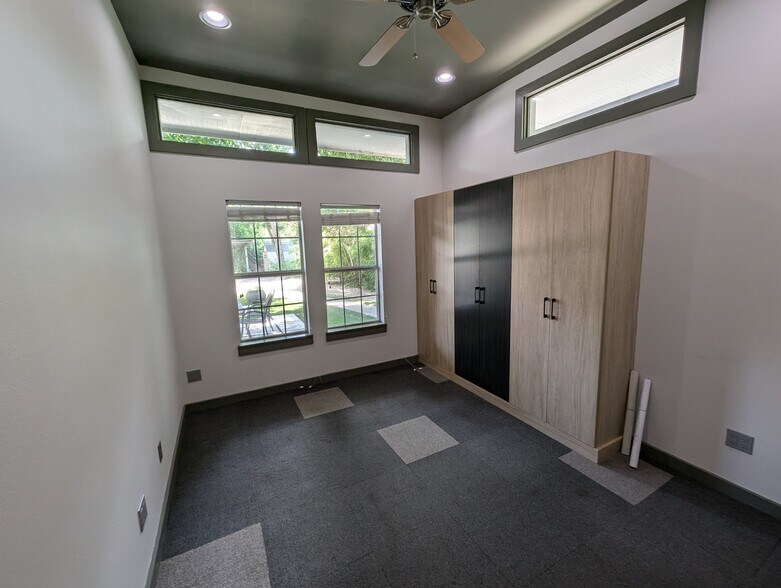 More Photos Of 3906 Menchaca Rd, Austin Medical For Lease