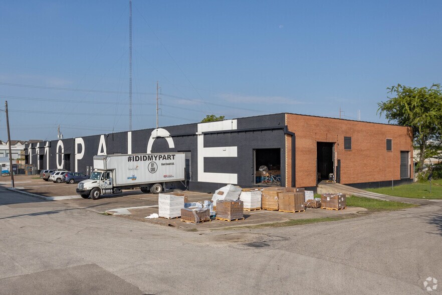 More Photos Of 1110 Paige St, Houston Warehouse For Lease