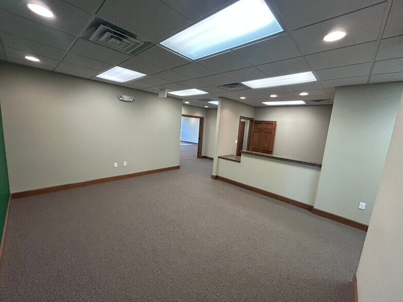 More Photos Of 1607 Tullamore Ave, Bloomington Office For Lease