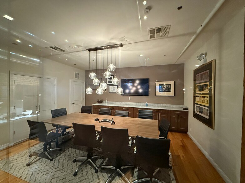 More Photos Of 106 N Aberdeen St, Chicago Office Residential For Sale