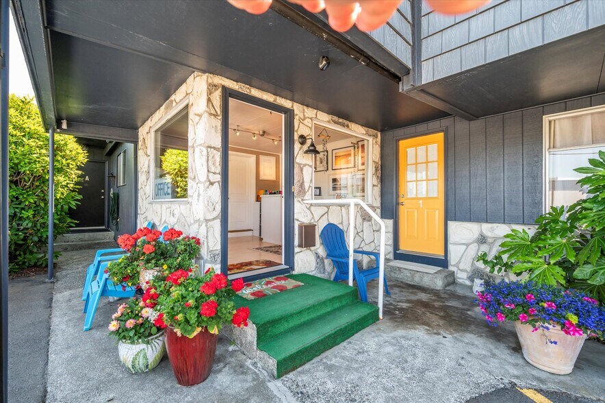 Primary Photo Of 940 Oregon Ave SE, Bandon Hospitality For Sale