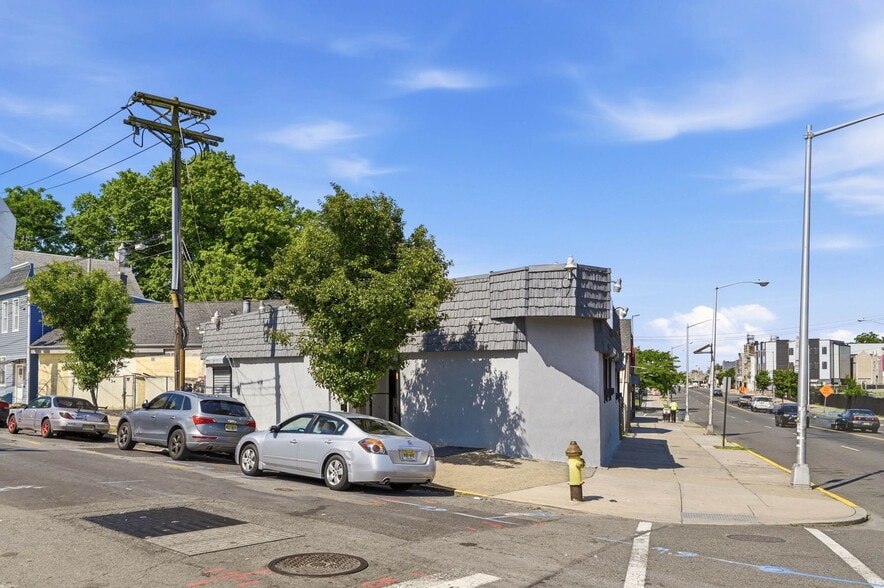 More Photos Of 625-627 Springfield Ave, Newark Storefront For Sale