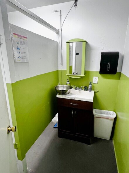 More Photos Of 620 S Clarence St, Los Angeles Manufacturing For Lease