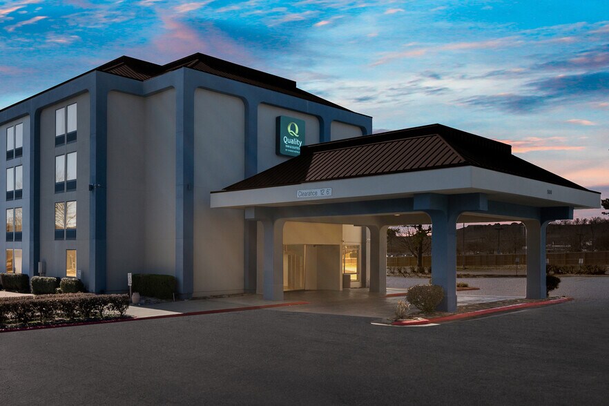 More Photos Of 500 W 29th St, North Little Rock Hotel For Sale