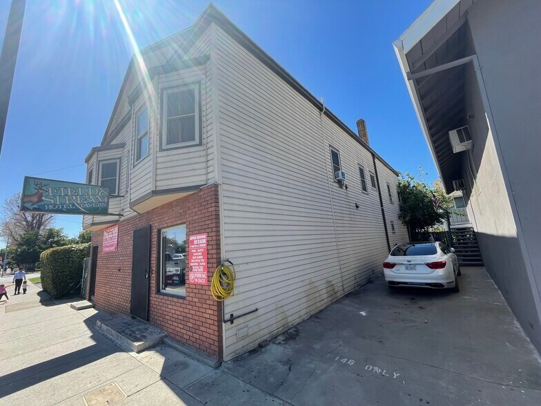 More Photos Of 612 B St, Marysville Bar For Sale